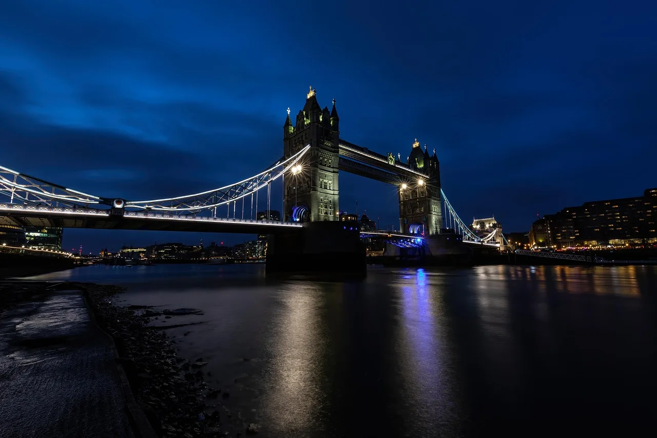 LEGO Architecture Reimagines London’s Tower Bridge with Set 21067