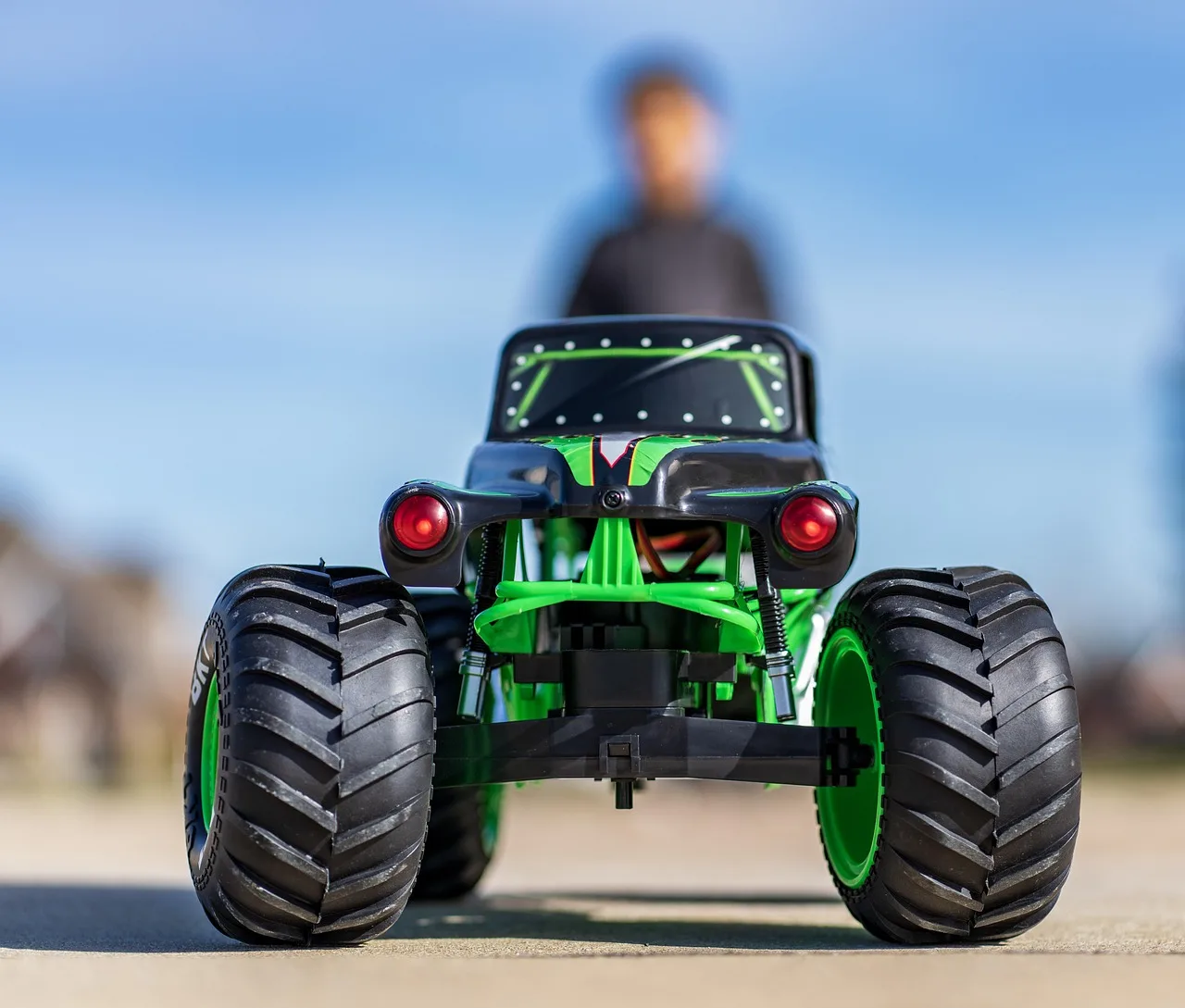 Serpent Unleashes the Mini Spyder Monster Truck: 1/18 Scale, 25 km/h, Ready to Run