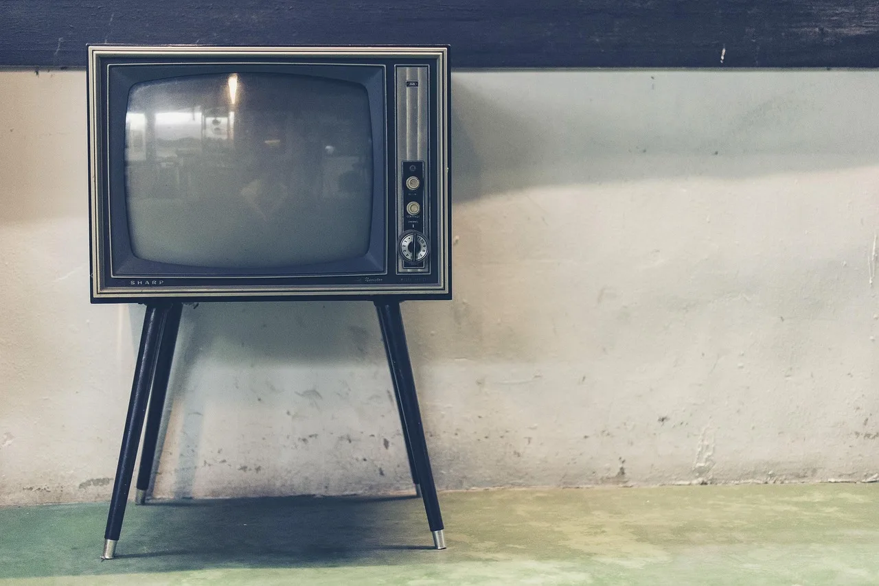 Build a City Skyline That Fits in a Retro TV: Arkitec’s CityVision Puzzles Light Up
