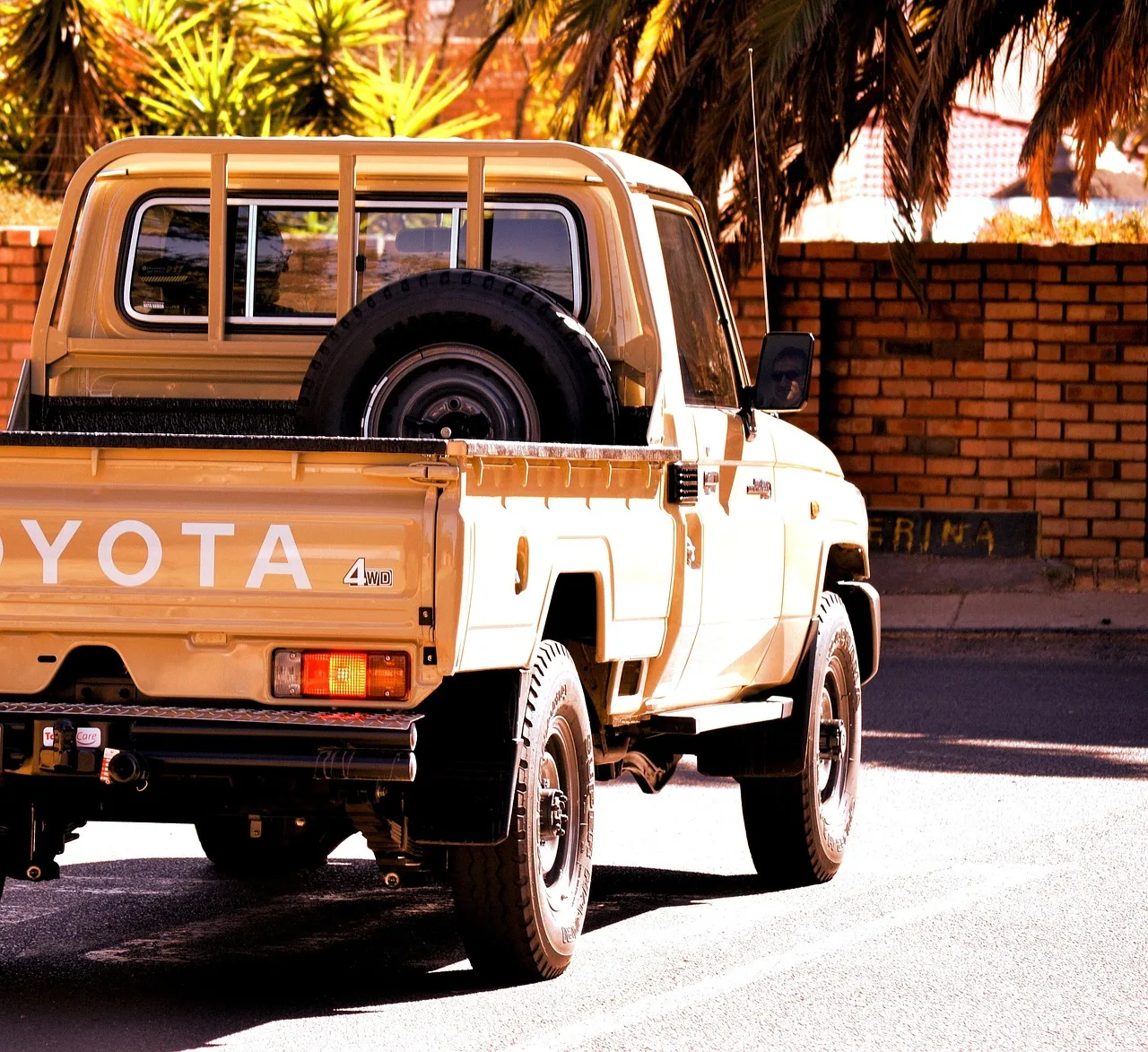 FMS Drops a License-to-Crawl 1/10 Toyota Land Cruiser LC80 RS Brushless RTR