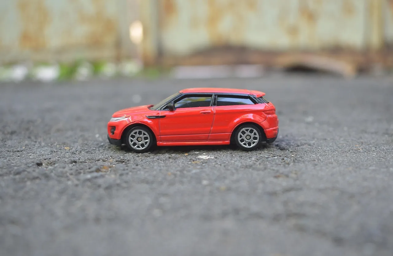 Orange Beauty: Custom 1/10 Scale Range Rover SCA-1E Takes on the Rocks