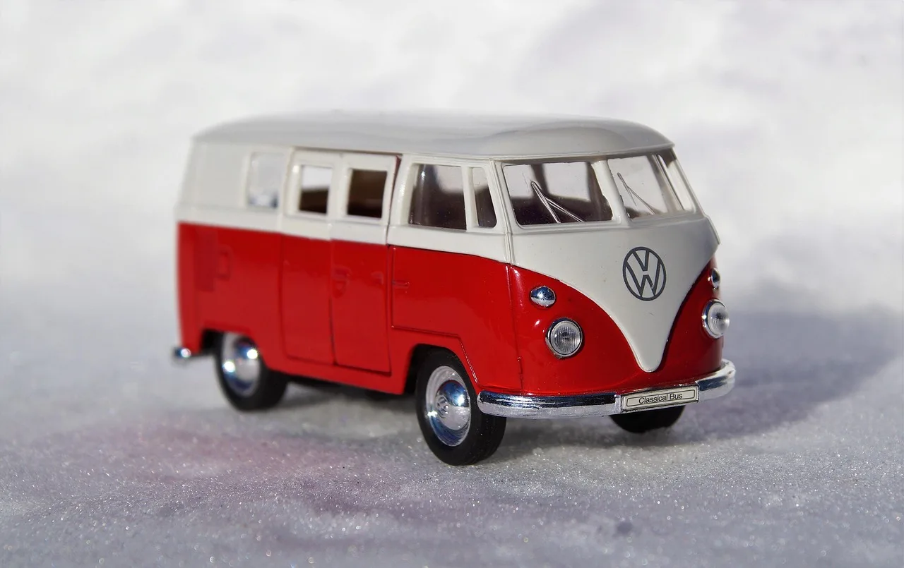 Solido’s 1:18 VW T1 Cool Kombi Pairs a Chopped Custom Microbus With a Trailer