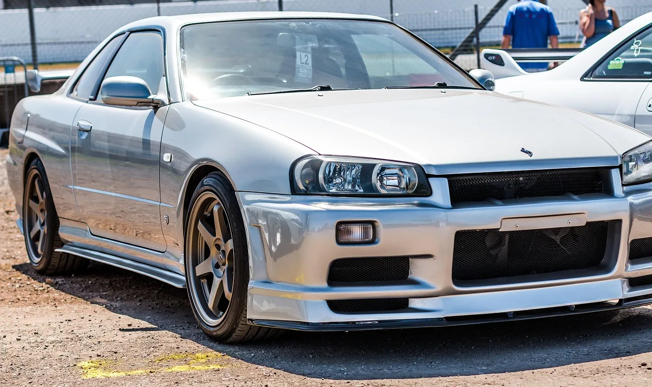 Kyosho Turns Up the Light with Two New MOONEYES R34 Skylines