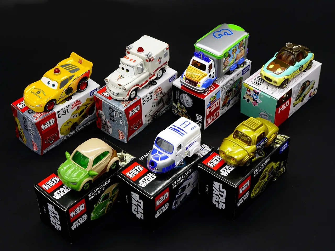 LCD Models Opens Up the Toyota Land Cruiser 300 GR Sport in 1:18 Scale