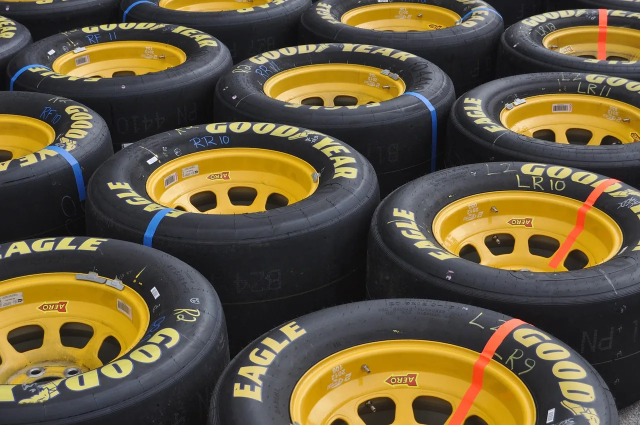 Pro-Line and Sippel Speed Shop Drop New Bodies and Tires for the Losi NASCAR Chassis